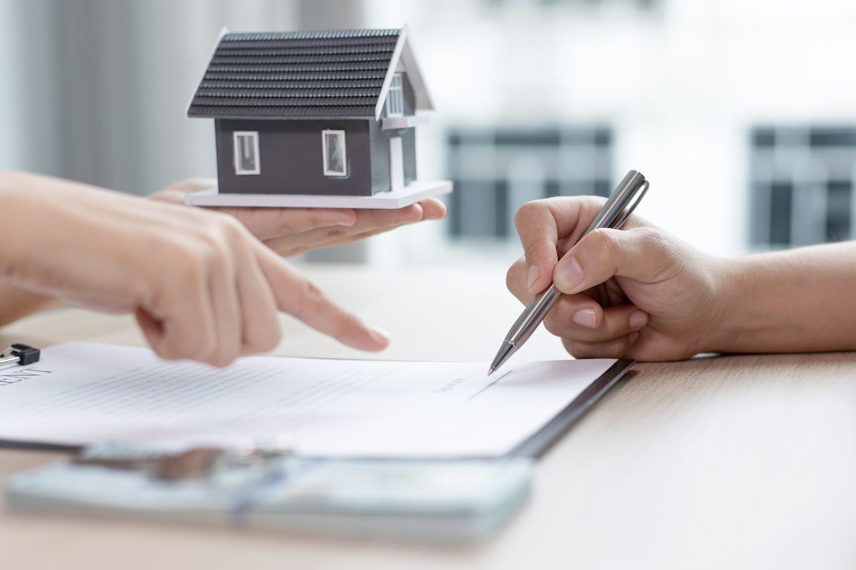 mortgage broker contract with client https://www.canva.com/photos/MAElgCh2R6U/